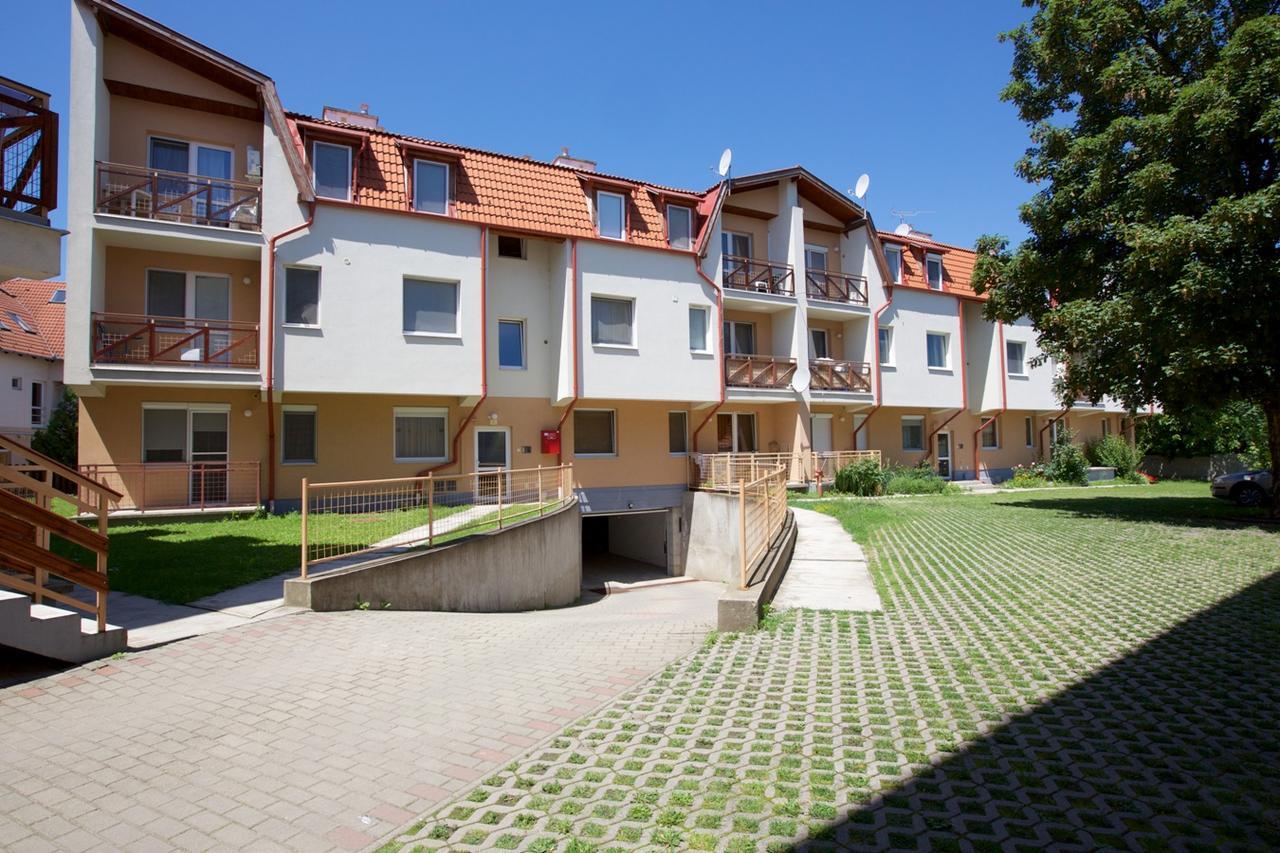 Zoli Apartmanok-Anita Koelcsey 34-36 Hajduszoboszlo Exterior photo